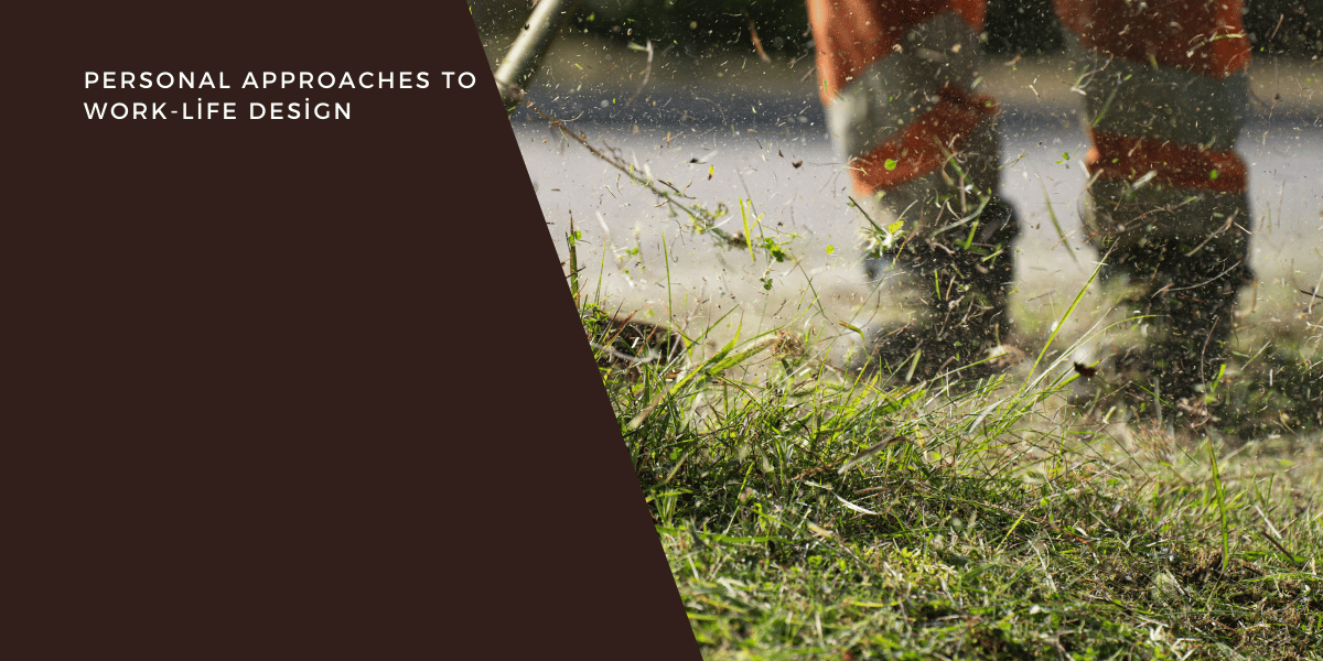 芝生の上で作業する安全服姿の人物の足元。黒い安全靴とオレンジ色の反射ストライプ付き作業ズボンが強調されている。上部には「PERSONAL APPROACHES TO WORK-LIFE DESIGN」と書かれたタイトルがある。
