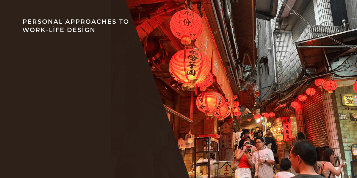 赤い提灯が並ぶ台湾の夜市の路地。人々が行き交い、店や屋台が立ち並ぶ活気ある夜の風景。