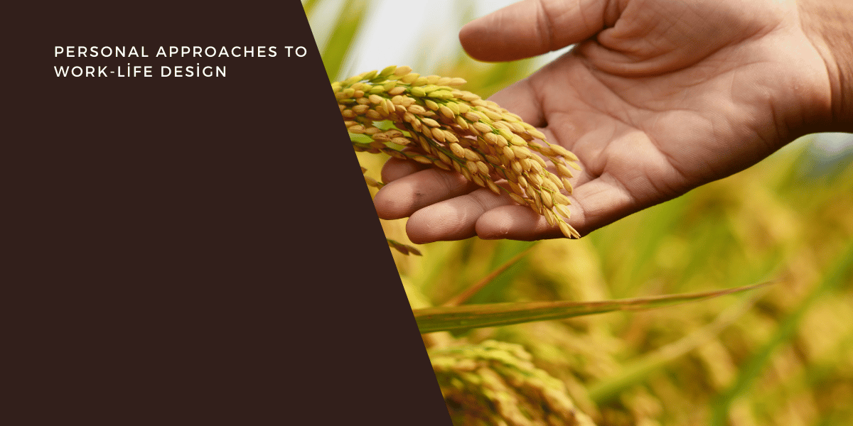 黄金色に熟した稲穂を人の手が優しく支えるクローズアップ、背景に緑の田んぼと左側に「PERSONAL APPROACHES TO WORK-LIFE DESIGN」のテキストパネル