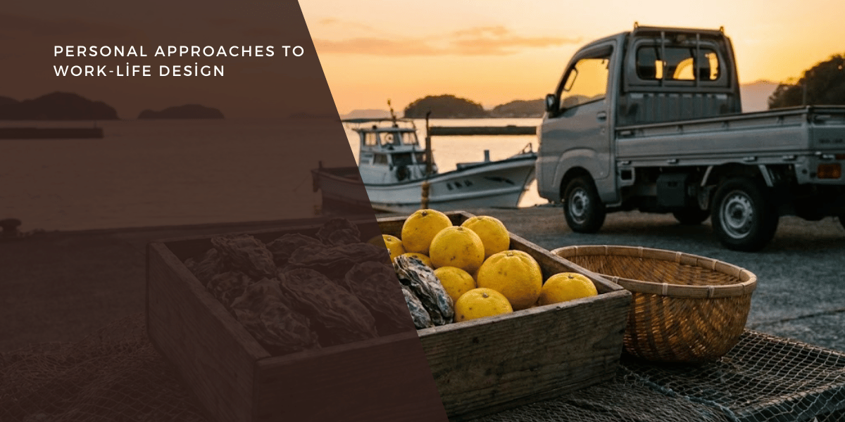 夕暮れの海辺で軽トラックと漁船を背景に、牡蠣の木箱と黄色いミカンが並ぶ様子を写した画像