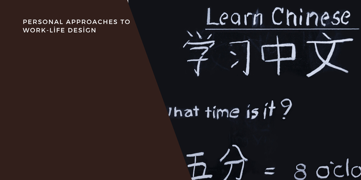学習用黒板に「Learn Chinese／学习中文」と“What time is it?”、左に「PERSONAL APPROACHES TO WORK‑LIFE DESIGN」