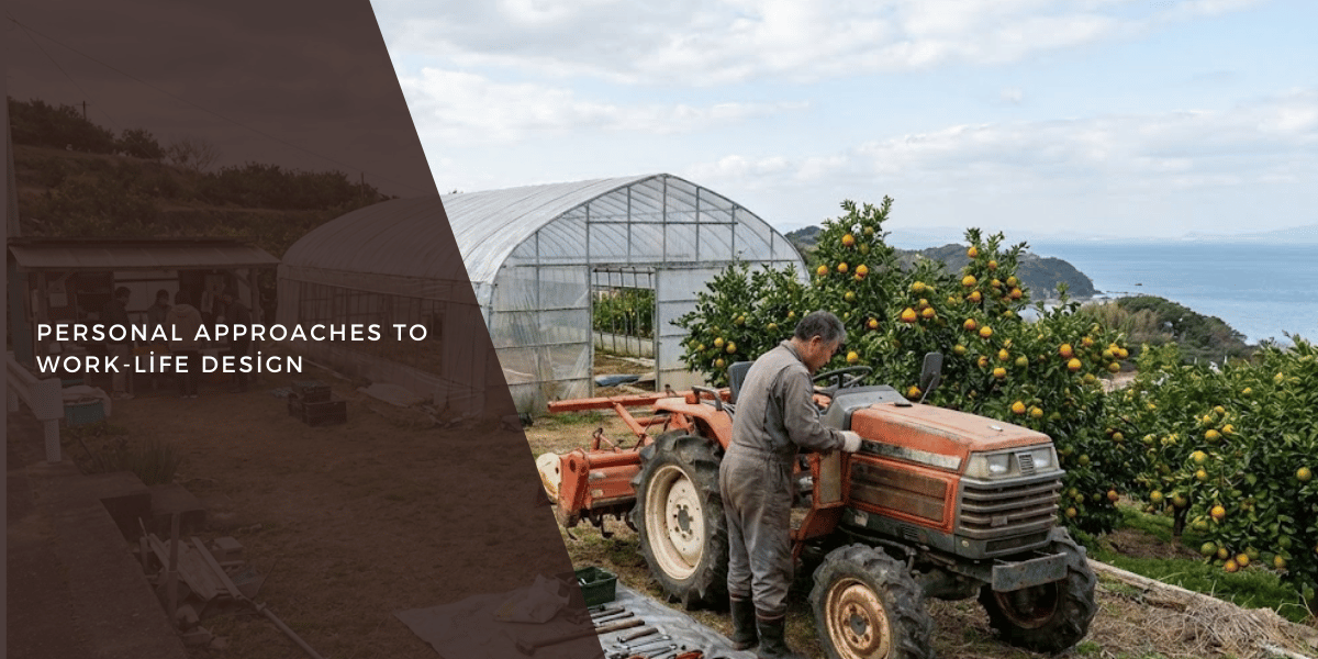 オレンジ畑でトラクター整備をする男性と温室、海を望む農地の景観